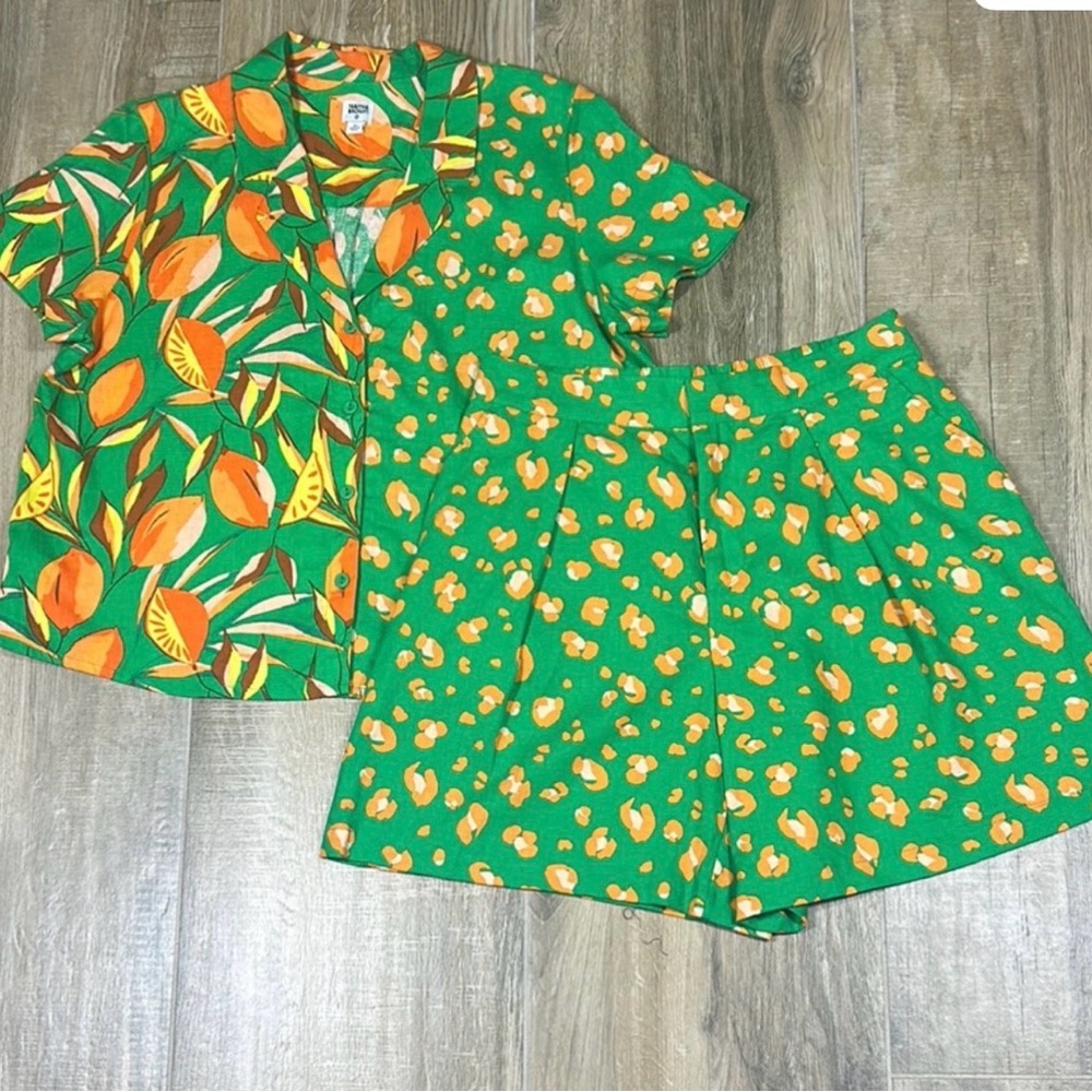 NWT Green Tropical Print Short-Sleeve Button Front Top - Picture 2 of 2